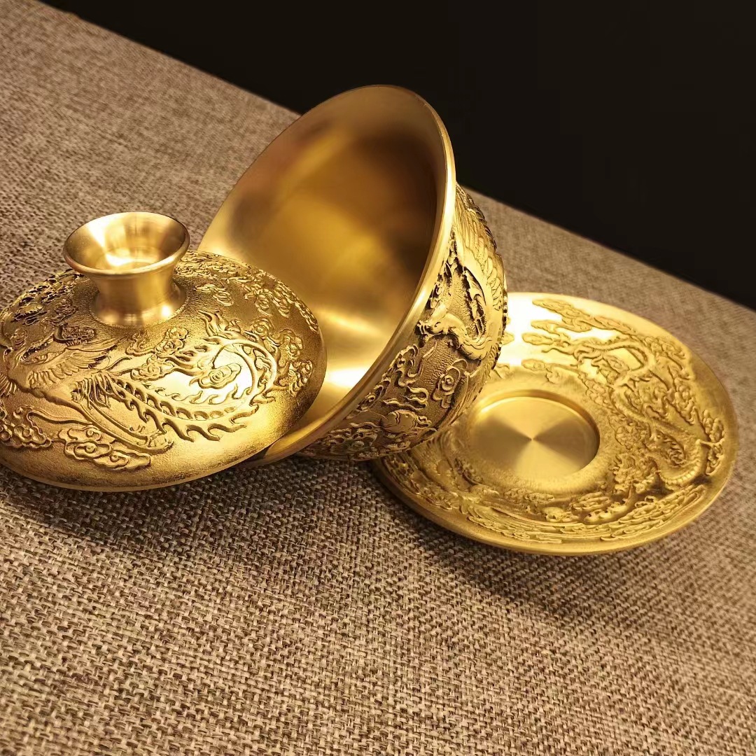 Vintage Brass Embossed Dragon  - Vintage Collectible Furniture recension och pris